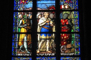 vitrail A. LUSSON, PARIS, 1859 et 1861 représentant  au centre 'Godrefroid de Bouillon qui se rend pieds nus au Sépulcre pour remercier Dieu de sa conquête' à gauche 'Geoffroy gentilhomme de Saint-Omer fonde l'ordre du Temple en l'église du Saint-Sépulcre'