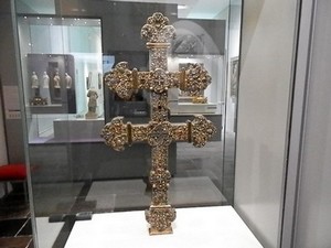 Croix-reliquaire dite de Clairmarais conservée de nos jours au Musée Sandelin